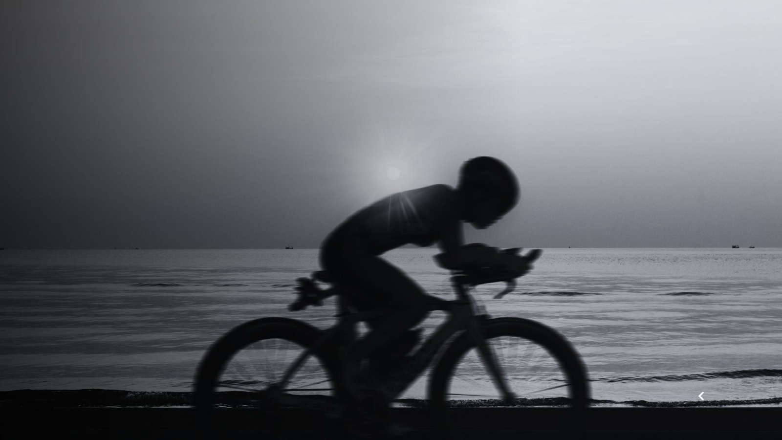 Cycliste en silhouette au bord de l'eau